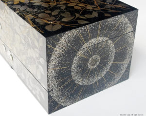 漆　引き出し付き　時計ケース