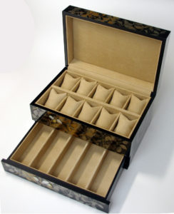 漆　引き出し付き　時計ケース