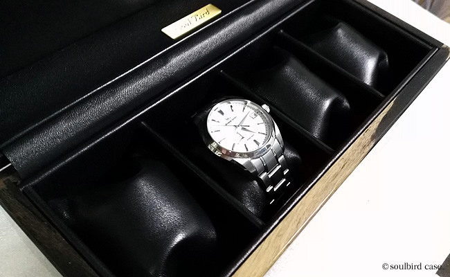 黒柿材時計ケース腕時計と一緒に