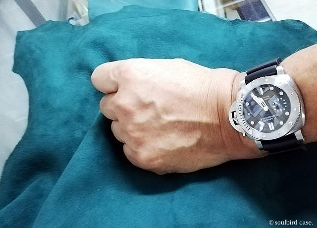 パネライと放牧ラムスエードグリーンレザー