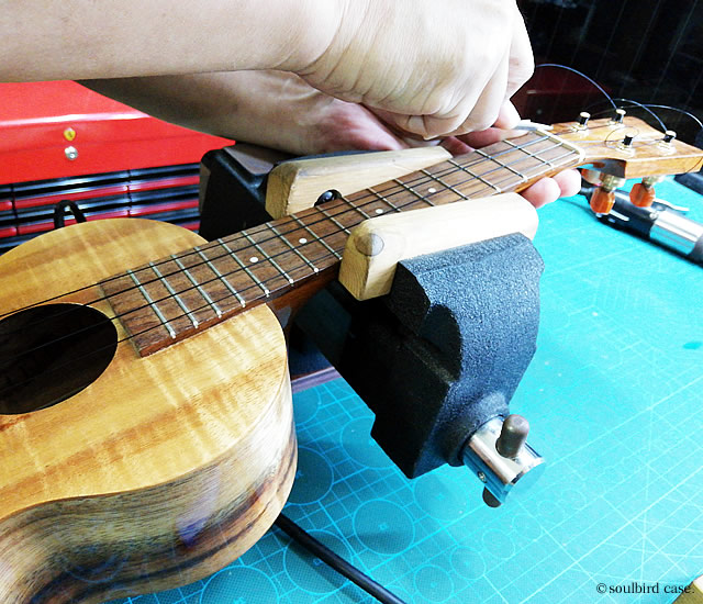 ウクレレのメンテ中
