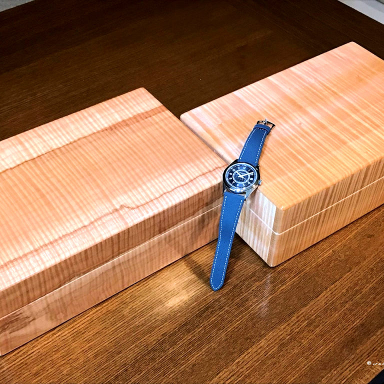 カーリーメイプル材時計ケースとカラトラバ