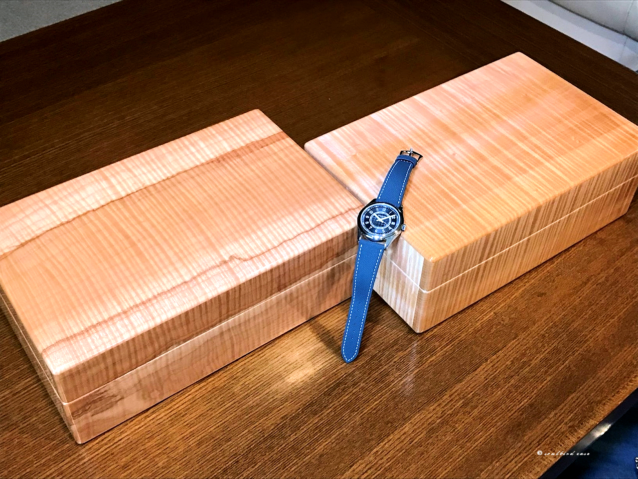 カーリーメイプル材時計ケースとカラトラバ