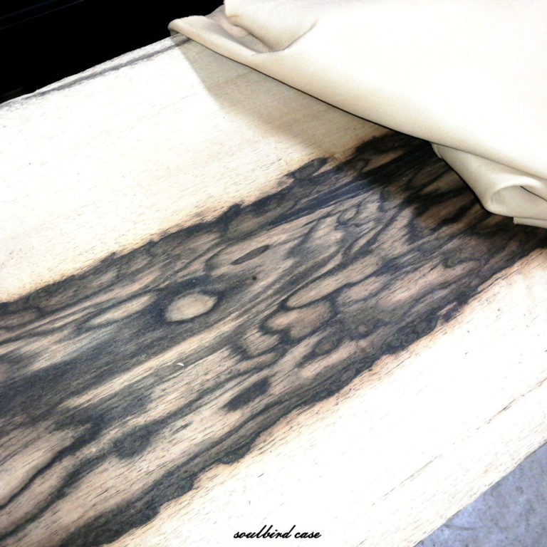 黒柿材とフランス産ラムベージュ