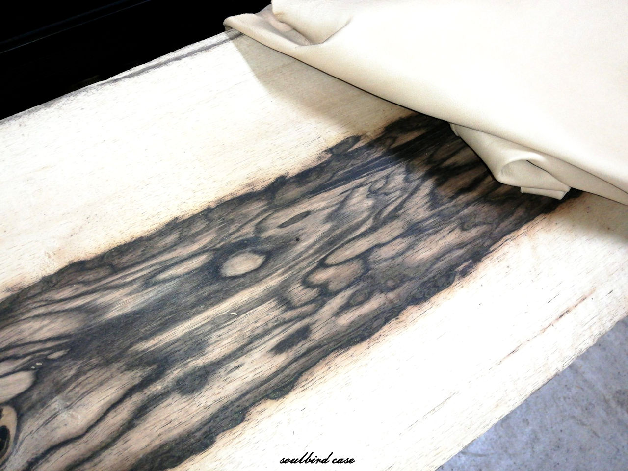 黒柿材とフランス産ラムベージュ