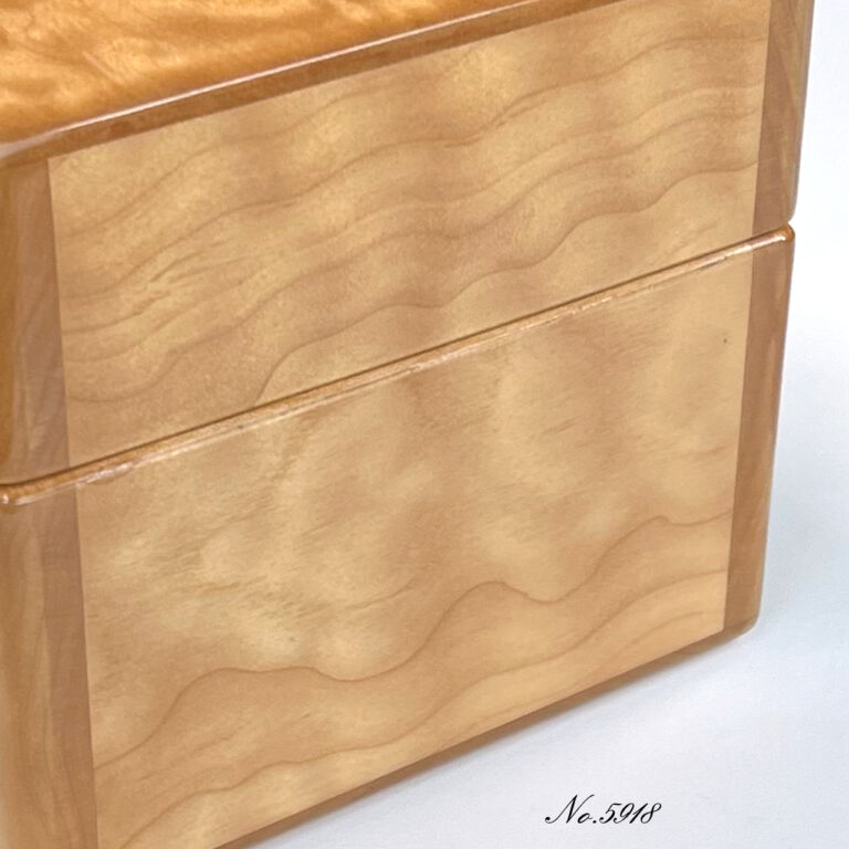 右面　キルテッドメイプル5本用時計ケース