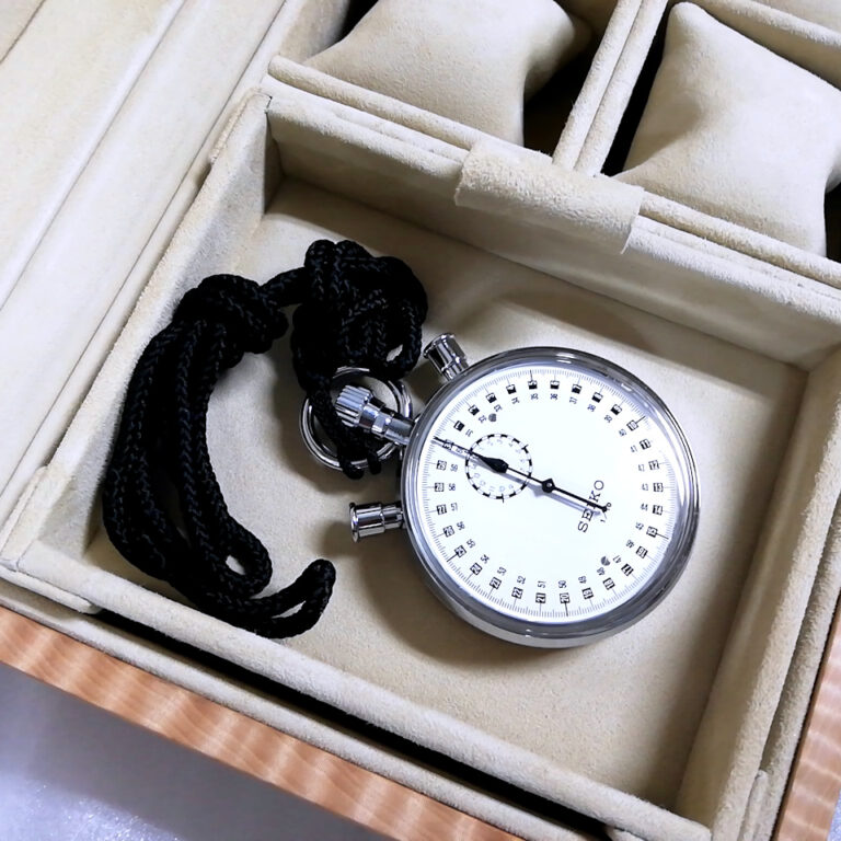 トチ時計ケースとストップウォッチ