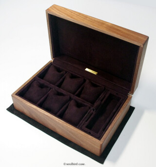 ウォールナット材オイル仕上げケース 内装放牧ラムレザースエード ボルドー