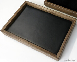 ウォールナット時計トレー 地中海放牧ラムレザー黒表革 ウォールナット時計トレー 地中海放牧ラムレザー黒表革